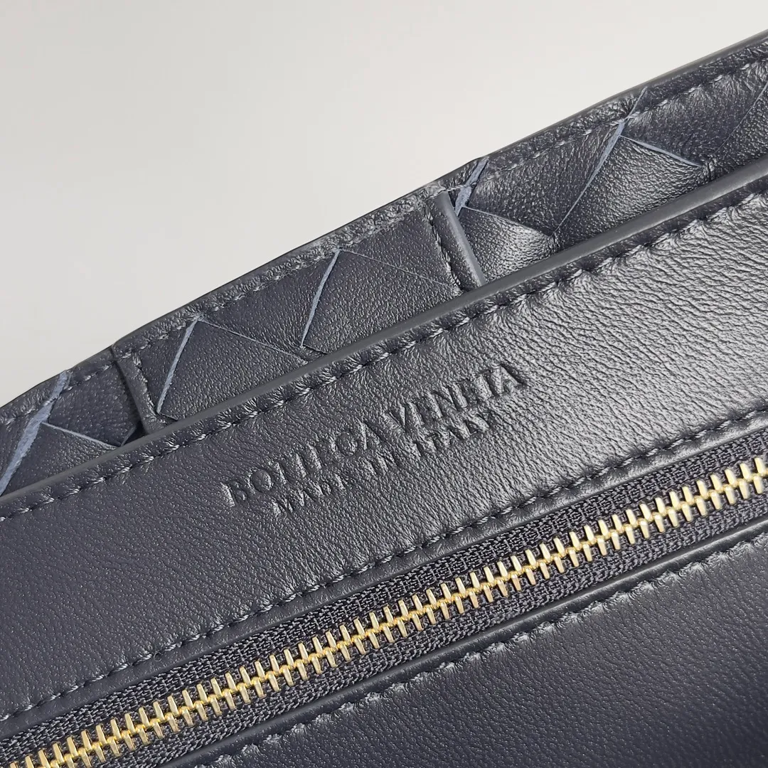 The 2023 new Andiamo batch of 2260 BV has been shipped‼ ️Really popular🔥The new Andiamo woven handbag launched by Bottega Veneta this season is really popular all over the world! ! Celebrities at home and abroad have worn it, and Oscar-winning actress Michelle Yeoh has taken it out on the street. Song Jia, Trai Yara, Yu Feihong, Sanji Ayaka, Rosie Hunting-Whiteley, Yoshioka Riho, etc. have all picked up this bag. It is classic and versatile, showing off its temperament, and the bag capacity is also large, which is very convenient for daily commuting! ! A variety of carrying methods, the shoulder straps can be adjusted by yourself, the original lambskin feels soft and delicate, and the unisex style breaks the gender boundaries and brings a more practical and long-lasting use experience. Andiamo, which has both elegant and casual styles, perfectly interprets the true appearance of "fashionable old money style". Style number: 743572 Size: 32*24*12